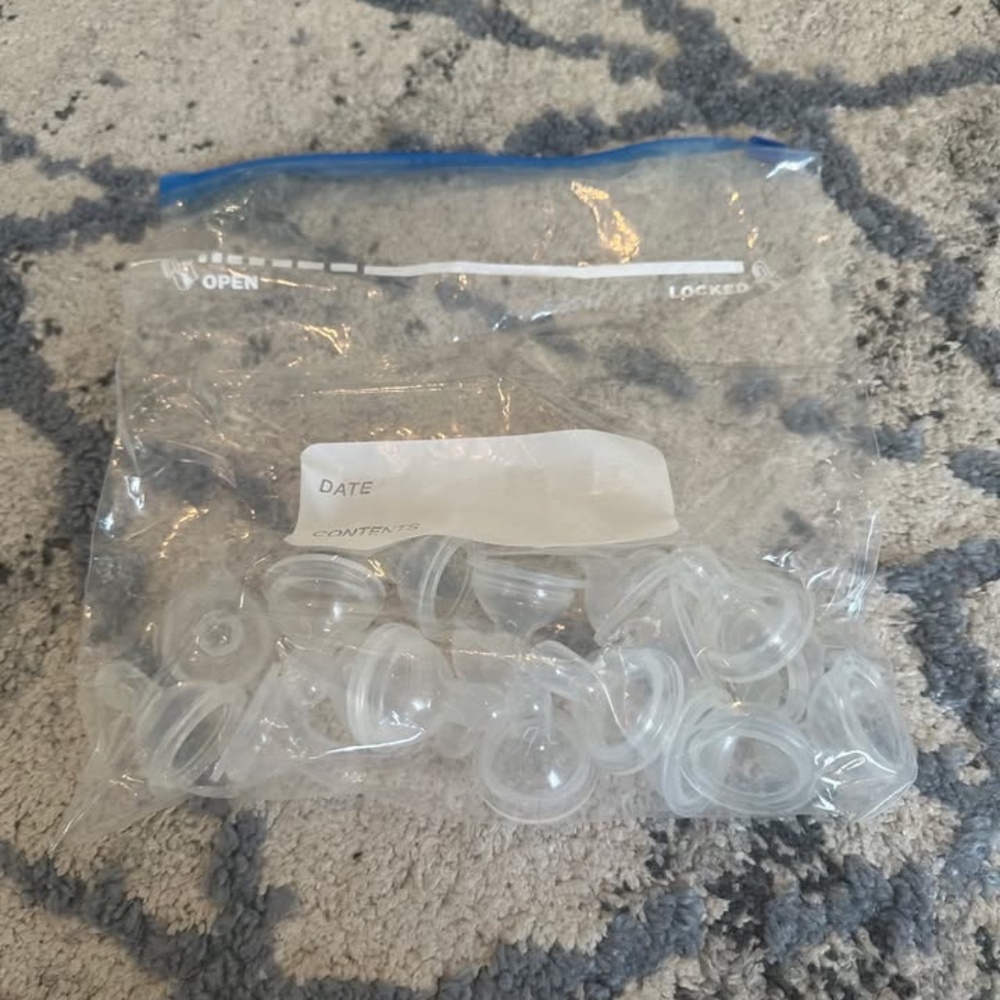 Bags of Medela milk bottles and parts - Picture 2 of 3